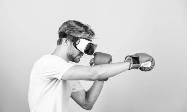 Adam Vr gözlük oyunu oynamak. Siber spor konsepti. Siber antrenör online eğitim. Siber uzayı keşfedin. Siber sporcu boks eldivenleri. Artırılmış 3d dünya. Man boxer sanal gerçeklik kulaklık simülasyonu
