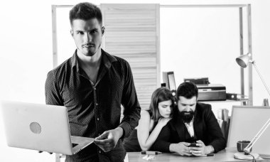 Onun mobil iş arkadaşı. Genç yakışıklı çalışan ve mobil iş istasyonunda çalışan iş arkadaşları. Mobil çalışanlar. Akıllı telefon mobil teknolojisini kullanırken dizüstü bilgisayar kullanan işadamı