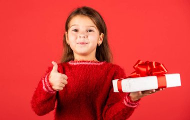 Selamlar ve tebrikler. Küçük Noel Baba yardımcısı. Neşeli çocuk yeni yıl hediyesini bekliyor. Hediye kutusu teslimatı başarılı. Mutlu noeller. Noel partisine hazırım. Mutlu kış tatilleri.