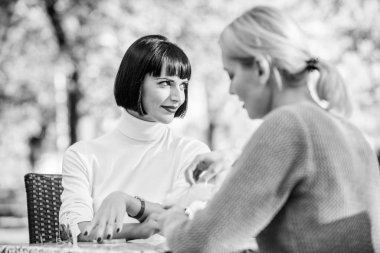 Arkadaşlık toplantısı. Güvenilir iletişim. Dostluk ya da rekabet. Kızlar kahve sohbeti içer. İki kadın kafe terası sohbeti. Dostluk dostu yakın ilişkiler. Vahiy ve destek