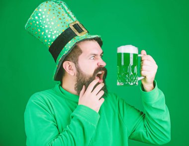 Bir İrlandalıya asla sarhoş. Saint Patricks Günü için kızartma adam sakallı. Hippi bira bardağı tutan cin şapkalı. Yeşil bira içme sakallı İrlandalı adam. Barda Saint patricks günü kutluyor