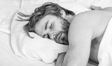 Ne kadar uyku aslında istiyorum. Adam yakışıklı adam yatakta yatıyordu. Her gece uyku tutarlı ve yeterli miktarda almak. Yataklı vagon daha iyi uzman ipuçları. Sakallı adam yüzünü yastığa rahatlatıcı uyku