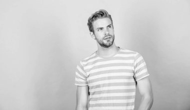 Geleceği düşünmek. trendy gömlek li adam. Guy model. kaslı adam mükemmel bir görünüm. yaz modası. Traşsız öğrenci adam. erkek moda ve güzellik. rahat tarzı seksi maço