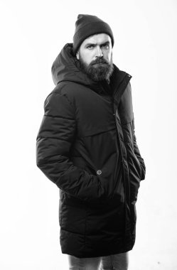 Hippi tarzı giyim. Hippi kıyafet. Sakallı adam hippi güvenle sıcak siyah ceket veya parka poz. Şık ve rahat. Hipster modern moda. Adam şapka ve siyah kış ceket giymek