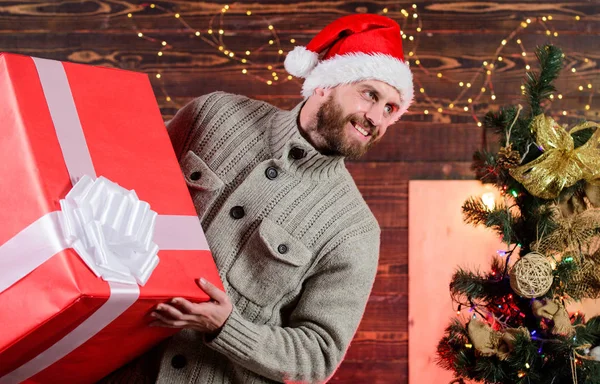 Uomo felice con cappello da Babbo Natale barba. Regalo per te. Solo il mio. vantaggiosa offerta di sconti invernali. vendite di shopping natalizio. Che sorpresa! regalo di Capodanno. L'uomo possiede un dono enorme. Trova regali online — Foto Stock