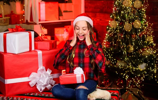 ¡Vaya! celebración de vacaciones familiares. Feliz año nuevo. niño en sombrero de santa rojo. Niño con caja de regalo. venta de compras de invierno. Niña alegre en el árbol de Navidad. decorar el hogar con alegría. estado de ánimo de Navidad —  Fotos de Stock