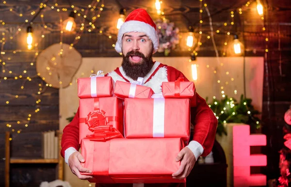 Мы любим Рождество. бородатый Санта доставляет подарки. Рождественские покупки. зимние покупки. Веселый эльф. бородатый мужчина в шляпе Санты. Доставка рождественских подарков. С Новым годом. Рождественский подарок — стоковое фото
