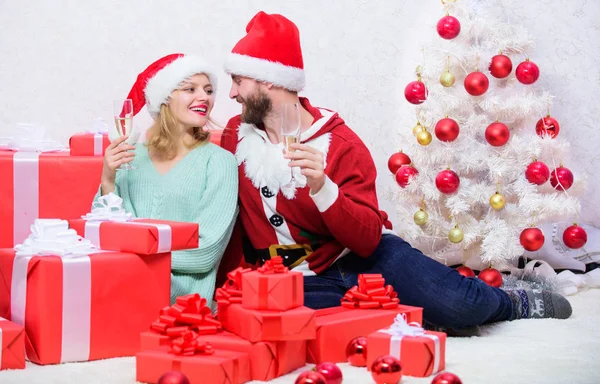 新年快乐，圣诞快乐。一起庆祝圣诞节。可爱的夫妻依偎在圣诞树旁，喝着香槟。恋爱中的夫妻享受圣诞节庆祝活动。家庭传统 — 图库照片
