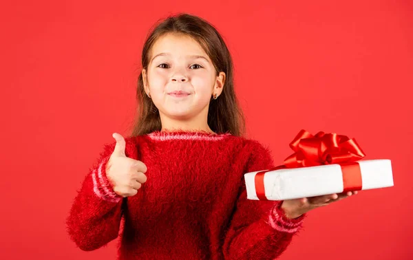 Saudação e parabéns. Pequeno ajudante do Pai Natal. criança alegre mantém o presente de ano novo. caixa de presente entrega bem sucedida. Feliz Natal. Feliz Natal. Pronto para a festa de Natal. felizes férias de inverno — Fotografia de Stock