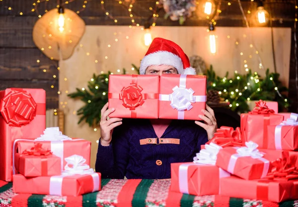 Diversão. Natal apresenta entrega. Dia de boxe. Homem barbudo feliz. Chapéu hipster de Pai Natal. Compras de Natal. vendas de compras de inverno. Celebração de férias. Feliz Ano Novo. Caixa de presente de Natal — Fotografia de Stock