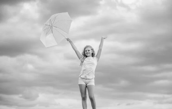 自由でリラックスした気分。雨の天気予報秋のキッズファッション曇り空の子雨の保護。傘を差した幸せな少女どんな天気でもいい気分だ学校の時間だ秋 — ストック写真