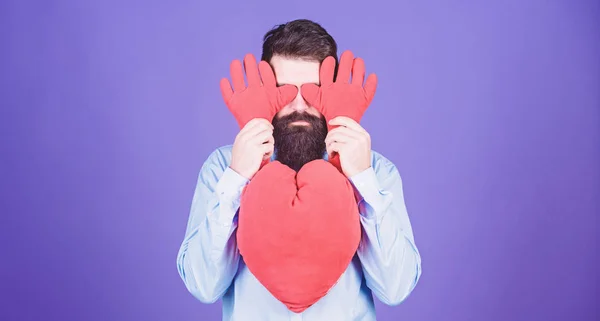 Ataque cardíaco y angustia. San Valentín expresando amor el 14 de febrero. Enfermedad del amor y problemas cardíacos. Hombre barbudo sosteniendo un gran corazón rojo. Saludos cordiales — Foto de Stock