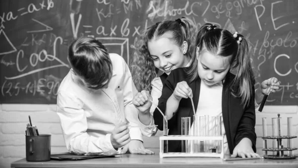 Mutlu çocuklar. Kimya dersi. Küçük çocuklar Kimya öğreniyor. Laboratuar içinde mikroskop ile biyoloji deneyler yapan öğrenciler. Kimya eğitimi. Kimya ekipmanları. Laboratuvarda güzel bir gün — Stok fotoğraf