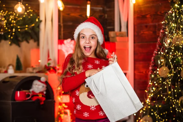 Sincero saluto e auguri. compagno di San Nicola. Bambino shopper moda. piccola ragazza andare a fare shopping. migliori prezzi sono qui. grande vendita di Natale. gioia e felicità. congratularmi con il suo più vicino — Foto Stock