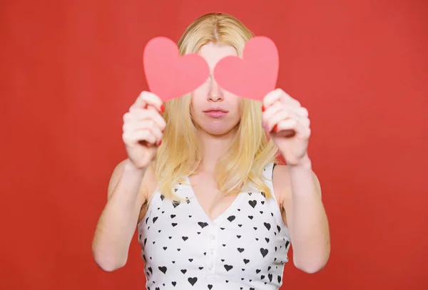 Es hora de abrir los ojos. Amor y romance. mujer triste sobre fondo rojo. mujer con corazón decorativo. Una cita. Fiesta de San Valentín. Un saludo romántico. Ventas de San Valentín — Foto de Stock