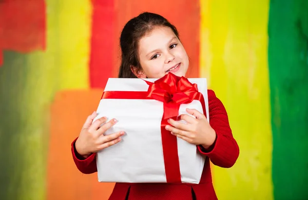 Kellemes ünnepeket. nagy karácsonyi vásár. A gyerek ajándékdobozt tart. boksz nap koncepció. az álmok valóra válnak. Boldog új évet! téli vakáció és karácsonyi öröm. szezonális vásárlási kedvezmény. Kislány vigyél ajándékot. — Stock Fotó