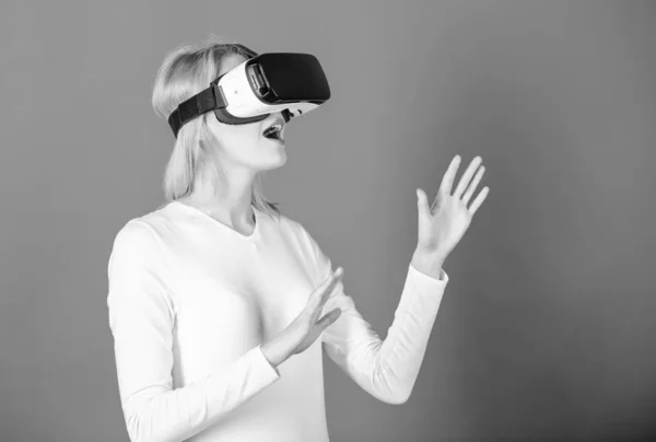 Fiatal nő segítségével egy virtuális-valóság sisak fogalmi hálózati vonalak. Nő Vr-eszközzel. Vidám, mosolygós nő látszó szemüveg Vr. Cyber. — Stock Fotó