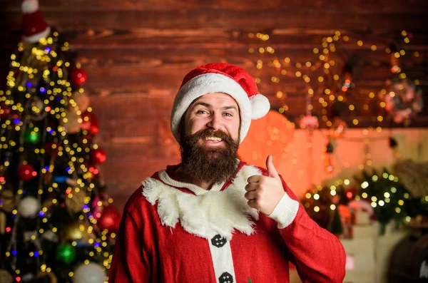 Хо Хо Хо. Счастливый бородатый Санта Клаус. Человек в шляпе Санты. Настраивайтесь на успех. время Рождества. С новым 2020 годом. ready for xmas. человек с бородой на украшенной елке. зимний отдых — стоковое фото