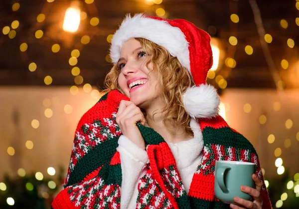 Njuter av en vacker morgon. Julstämning. Kvinna dricker kakao. flicka Tomte hatt mjölk kopp. Gott nytt år. Julen. Glada kvinna känner sig mysig.. Dags att fira. vinterlov. morgonkaffe — Stockfoto