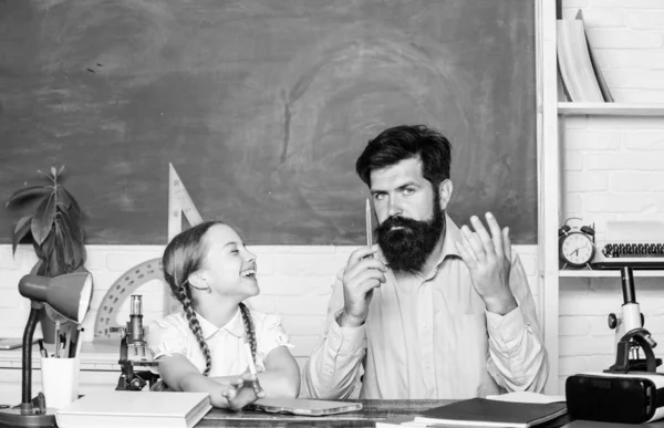 Un manuel d'étude d'écolière. père et fille étudient en classe. éducation et connaissance. retour à l'école. géométrie mathématique. professeur homme barbu avec petite fille dans la salle de classe. leçon de chimie biologique — Photo