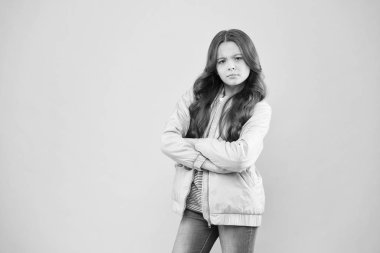 Kıtır güz günleri için şık kıyafetler. Şık bir kız kollarını açık havada çapraz tutar. Pembe arka planda şık bir sonbahar havası olan ciddi bir çocuk. Şık ve rahat, boşluğu kopyala