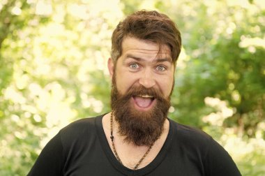 Derinlik ve doku ile sakal. Sakallı adam şık bıyık ve sakal şekli ile gülümsüyor. Yaz açık dokulu sakal saç ile Unshaven hipster. Doğa üzerinde sakal ile mutlu beyaz adam