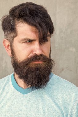 Saçım kendi adına konuşuyor. Biçimli sakallı ve şekilli saçlı ciddi bir adam. Gri duvarda bıyıklı, şık sakallı kıllı hippi. Sakallı, sakalsız, sakallı, saç tıraşlı, modaya uygun.