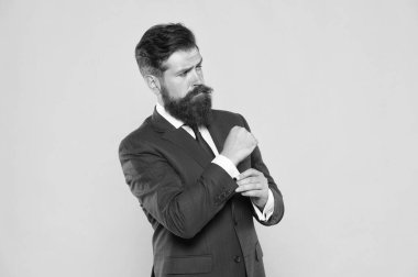 Biraz yardıma ihtiyacım var. Liderlik. İş adamları. Ciddi motivasyona sahip bir girişimci. İş adamı kıyafeti. Yakışıklı sakallı adam CEO. Berber dükkanı ve stilist. Başarılı ve karizmatik bir avukat.