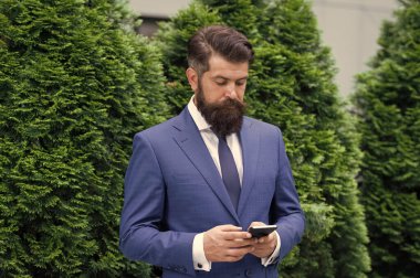 İş başvurusu. Adam resmi takım sosyal ağlar uygulaması kullanın. Adam internette sörf yapıyor. Online hizmet ve uygulama. Modern teknolojiler. İşadamı bakımlı adam akıllı telefon tutun