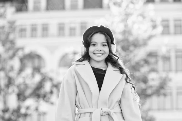 Take your dreams off the shelf. girl in headset. online education. music lover. ebook technology. parisian girl in french beret. autumn fashion. school fall season. girl child listen audio book — Stock Photo, Image