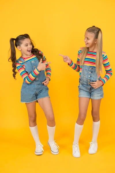 Il doit y avoir un accessoire. Des couleurs vibrantes. La mode moderne. Mode pour enfants. Les filles cheveux longs. Enfants mignons mêmes tenues. Tendance et fantaisie. Des petites filles portant des vêtements arc-en-ciel. Des tenues assorties. Boutique de mode — Photo