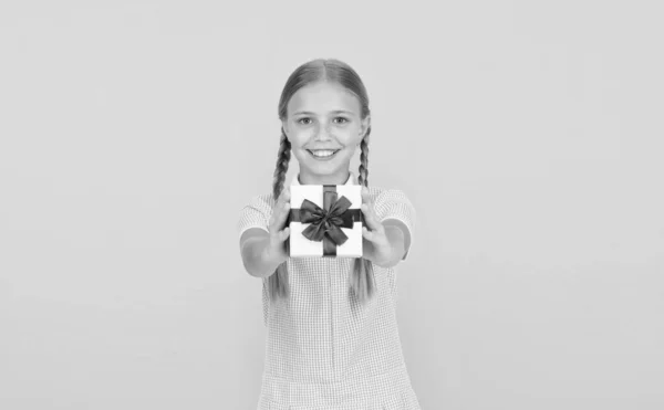 Pleasant shopping. happy child in vintage look. happy birthday. school shopping sale. old school fashion. gift box. boxing day. international childrens day holiday. retro girl give present box — Stock Photo, Image