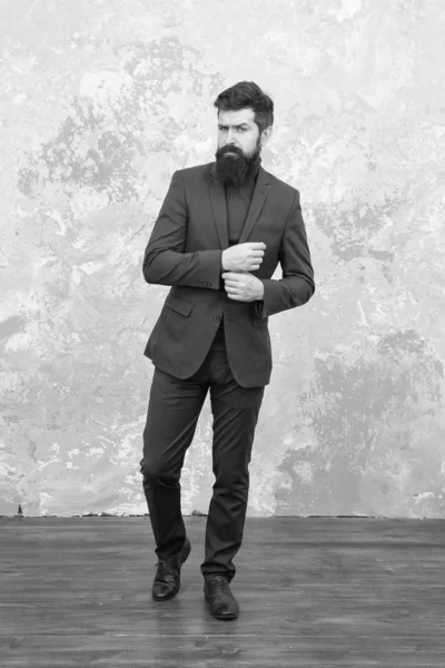 Vêtements homme et concept de mode. Un mannequin brutal. Les gens d'affaires style mode. Des vêtements formels pour le bureau. Il a un super style. Homme beau barbu homme d'affaires porter costume formel de luxe — Photo