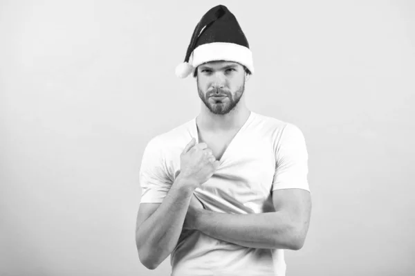 赤いクリスマス帽子の男サンタ タッチ白 t シャツ — ストック写真