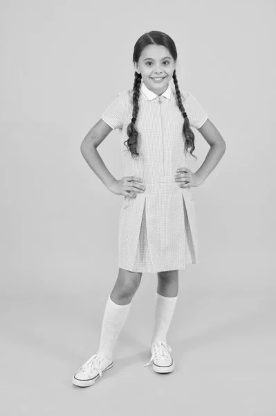 Olhar retrô. criança em estilo vintage. Velha escola. moda infantil. criança feliz no fundo amarelo. moda e beleza. felicidade infantil. Humor engraçado. menina pequena em uniforme escolar. escola moderna — Fotografia de Stock