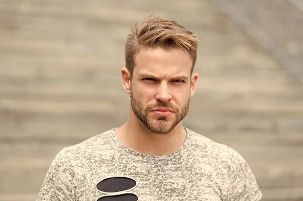 Éxito y estilo de vida. Me siento increíble día a día. Autoestima y psicología positiva. Hombre guapo posando con confianza. El hombre se ve guapo con camisa casual. Chico con cerdas guapo y confiado — Foto de Stock