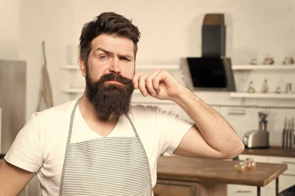 Hipster barbudo chef masculino cocinar alimentos en la cocina. Cocina para hombres de verdad. Cocinar comida sabrosa en casa. Comida casera. Recomiende una buena receta. Negocios culinarios. Brutal chef confiado en el restaurante —  Fotos de Stock