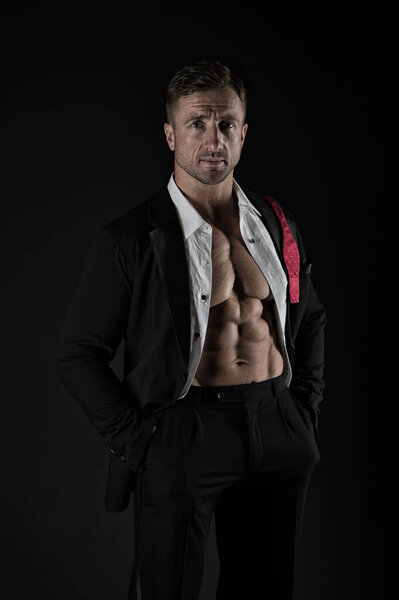 харизматичный мужчина с мускулистым животом. уверенный бизнесмен после трудного дня. быть соблазненным. сексуальный мужчина в черном костюме. Позволь мне быть твоей валентинкой. утренний мужской уход. подготовка к дате
