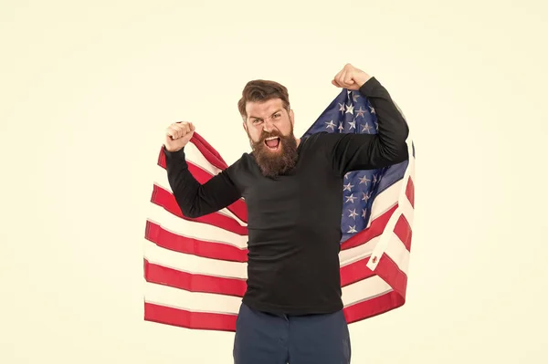 Ciudadano orgulloso celebrar la independencia 4 de julio. Concepto de independencia. Crecimiento de carrera. El hombre sostiene la bandera americana. Oportunidades de país. Fiesta nacional. Hipster barbudo chico celebrar la independencia día — Foto de Stock