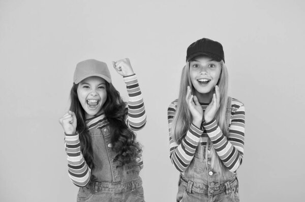 Семейный взгляд. Стильные дети. Всеобщий день детей. Содействие международному общению детей во всем мире и повышению благосостояния детей. Счастливые девушки. Дружелюбные и счастливые дети