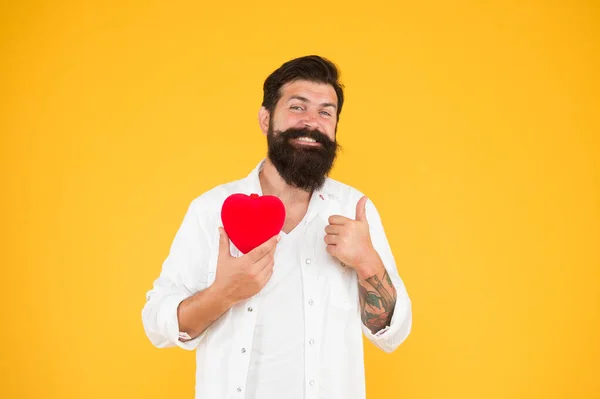 Casamento. Saúde. diagnóstico e tratamento do batimento cardíaco. Apaixona-te. amor e romance. ser doador de órgãos humanos. Homem barbudo coração vermelho. Um hipster brutal a cuidar do seu coração. me deixe ser o seu dia dos namorados — Fotografia de Stock