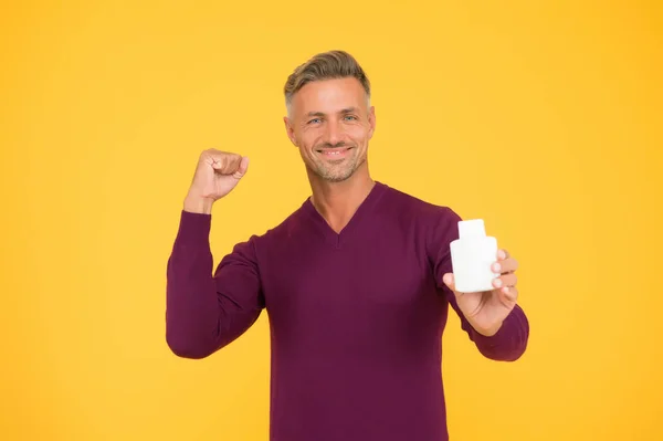 Huele bien todo el día. El tipo feliz sostiene la botella de colonia. Higiene personal Hombre guapo presentando producto de higiene. Loción y gel de baño. Higiene y salud diarias. Poderosos hábitos de higiene, espacio para copiar — Foto de Stock