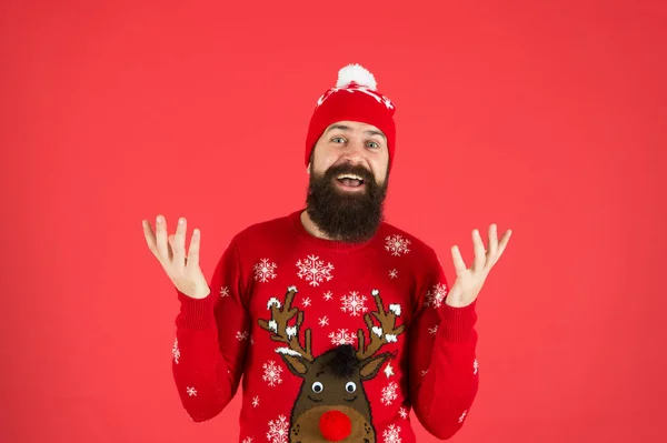 Ho ho ho ho. hipster brutal em chapéu de malha. Usa o clima de Natal. moda masculina de malhas. Que homem engraçado. festa de ano novo. Ainda acredito no Pai Natal. maduro barbudo homem rena camisola — Fotografia de Stock