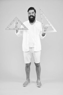 Üniversite eğitimi. Üçgenli sakallı. Özellikleri keşfetmek. Adam matematik dersi. Ölçme aleti kullanan öğrenci. Mühendislik mimarlık fakültesi öğrencisi. Akıllı öğrenci