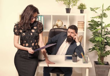 Patron müdürü ve ceo pozisyonu. İş adamı sekreteri. İş ve kariyer. İş çifti çalışıyor. İş adamları. Ofiste ki çift. Başarılı bir iş ekibi. Erkek ve çekici kadın