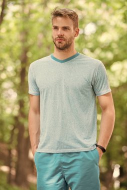 Spor koçu. Spor bir yaşam biçimidir. Sporcu yaşam tarzı. Parktaki yakışıklı atlet. Spor refahı ve öz bakım. Yakışıklı adam sportif kıyafet kendinden emin görünüyorsun. Erkek güzelliği. Adam yakışıklı sakallı yüz