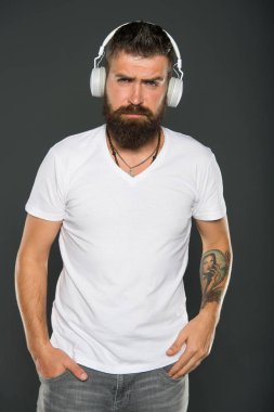 Önce müzik. Modern hipster şık kulaklıklar takıyor. Sakallı adam modern bir şarkı dinle. Modern teknolojiyi zevk için kullanmak. Modern müzik türü. Eğlence ve eğlence