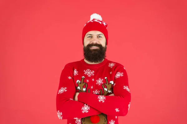 Lista de baldes de Inverno. Hipster barbudo homem usar camisola de inverno e chapéu de fundo vermelho. Feliz ano novo conceito. Junte-se a festa. Festa de camisola de Natal. Roupa de inverno. Boas vibrações. Loja de moda — Fotografia de Stock