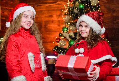 Sürpriz hediye hazırla. Açık hediye. Mutlu anlar. Kız kardeşine Noel hediyesi veren bir çocuk. En yakını tebrik ediyorum. Şenlikli atmosfer noel günü. Noel Baba kostümlü kız. Hediye kutusu.