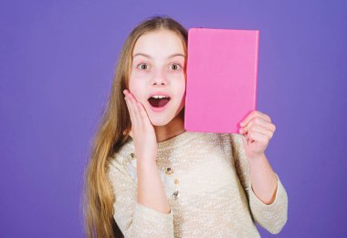 Okuma becerisi. Kişisel günlük. Ders kitabı sunumu. Çalış ve öğren. Kız kitap mor arka plan tutun. Çocuk gösteri kitabı. Kitap konsepti. Akıllıca alıntılar. Edebiyat kulübü. Gelişim ve eğitim